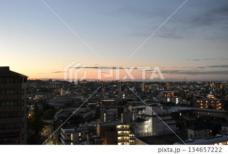 朝焼けの名古屋市南部方面を望む 朝焼けの名古屋市南部方面を望む 134657222