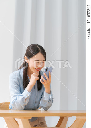 スマホを操作する若い女性 スマホを操作する若い女性 134657246