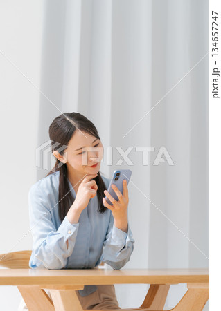スマホを操作する若い女性 134657247