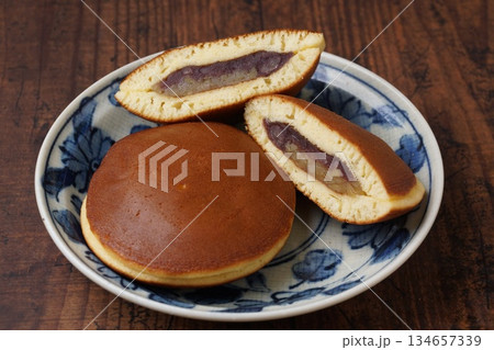 栗のどら焼き 134657339