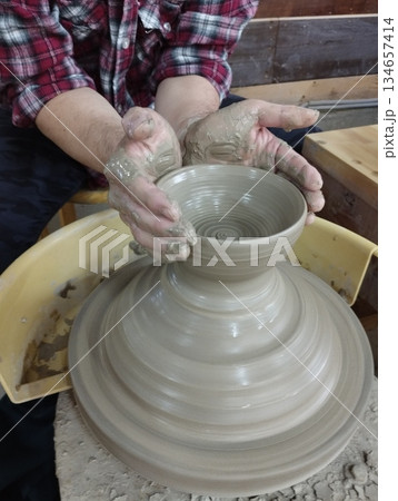 栃木県益子町で伝統工芸「益子焼」のろくろ体験を楽しむ観光客の手元 栃木県益子町で伝統工芸「益子焼」のろくろ体験を楽しむ観光客の手元 134657414