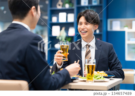 ビールを飲む若いビジネスマン ビールを飲む若いビジネスマン 134657489