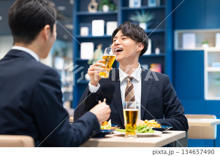 ビールを飲む若いビジネスマン　 134657490