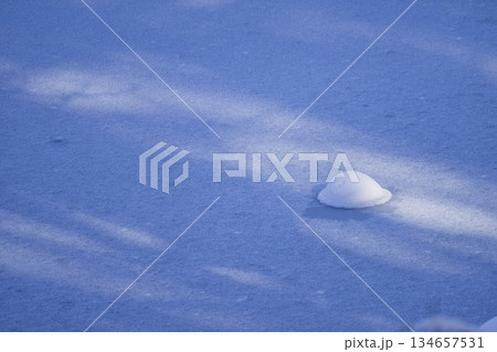 雪の上に残る雪 雪の上に残る雪 134657531
