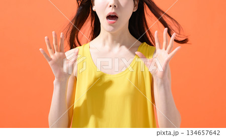 驚くポーズをする女性 驚くポーズをする女性 134657642