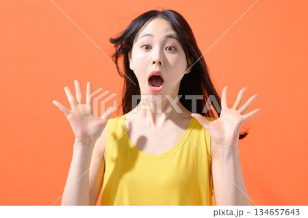 驚くポーズをする女性 134657643
