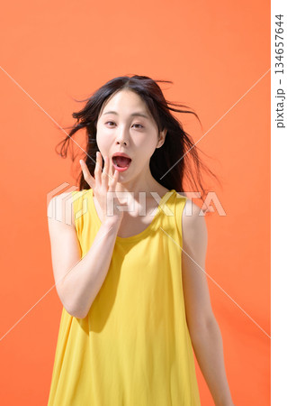 驚くポーズをする女性 驚くポーズをする女性 134657644