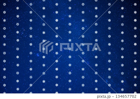 夜空に雪の結晶　合成 134657702