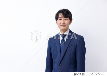 ビジネス　スーツを着た男性のポートレート 134657769