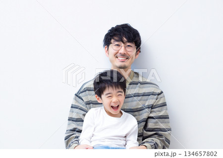 ファミリー 男の子とお父さんのポートレート ファミリー 男の子とお父さんのポートレート 134657802