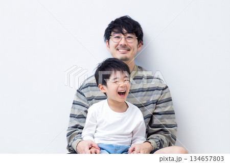 ファミリー　男の子とお父さんのポートレート 134657803