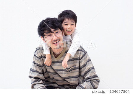 ファミリー　男の子とお父さんのポートレート 134657804