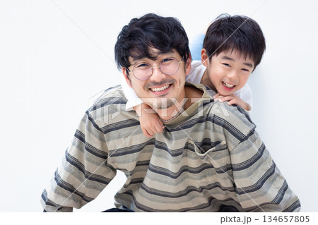 ファミリー　男の子とお父さんのポートレート 134657805