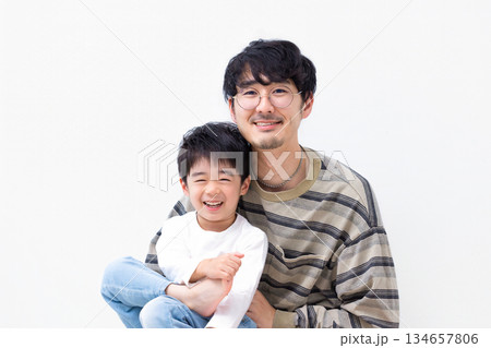 ファミリー　男の子とお父さんのポートレート 134657806