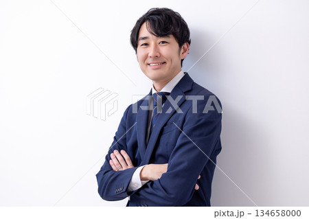 ビジネス スーツを着た男性のポートレート ビジネス スーツを着た男性のポートレート 134658000