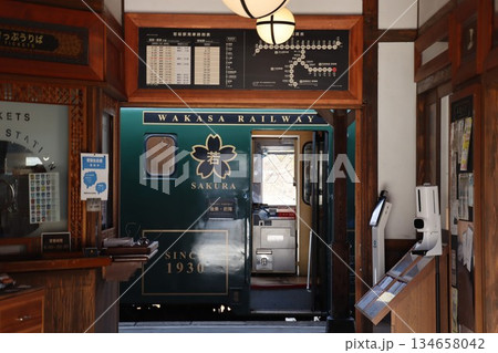昭和の面影が残る若桜鉄道若桜駅の改札口と若桜号 134658042