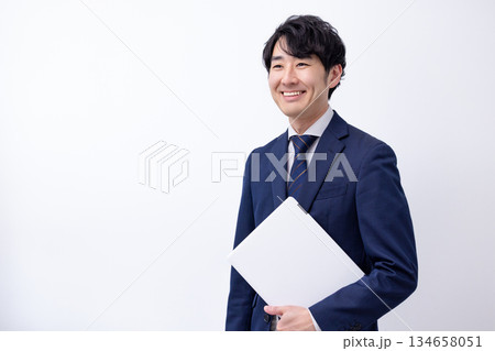 ビジネス　スーツを着た男性のポートレート 134658051