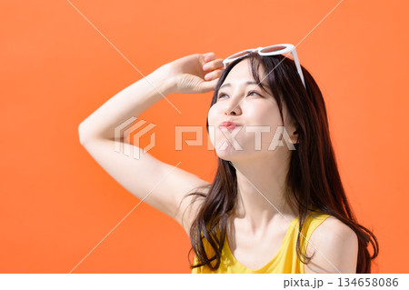 サングラスの若い女性 134658086