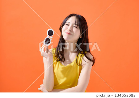 サングラスの若い女性 134658088