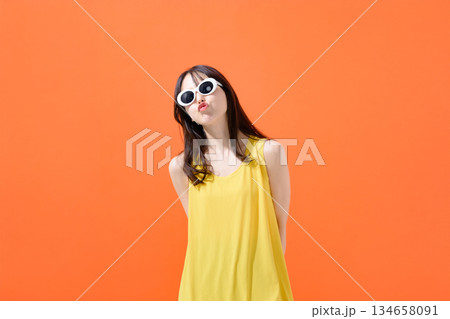 サングラスの若い女性 134658091