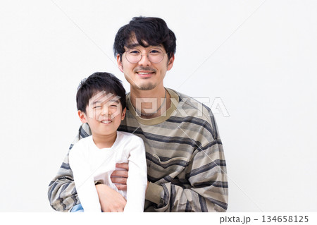 ファミリー 男の子とお父さんのポートレート ファミリー 男の子とお父さんのポートレート 134658125