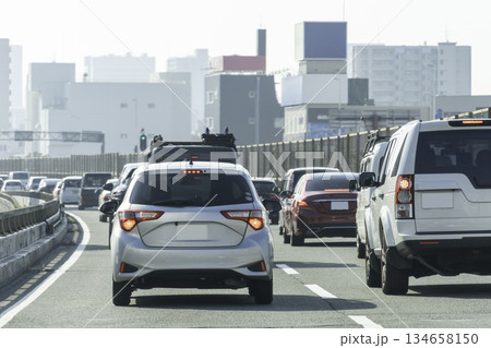 自家用車 ラッシュ時間走行イメージ 幹線道路 自家用車 ラッシュ時間走行イメージ 幹線道路 134658150