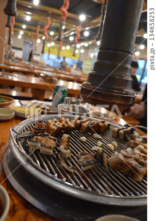 韓国　鰻のかば焼き料理と店内風景 134658253