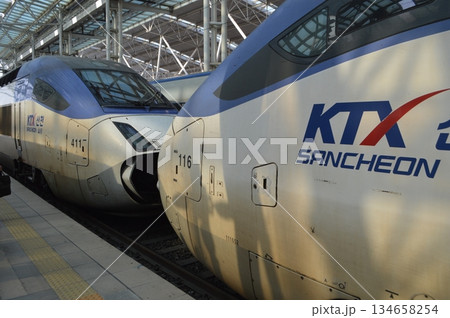 韓国ソウル駅に停車するKTX-山川（サンチョン）の連結部 134658254