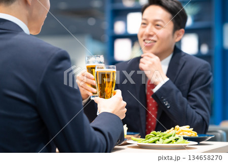 飲食店でビールを飲むミドルのビジネスマン 134658270