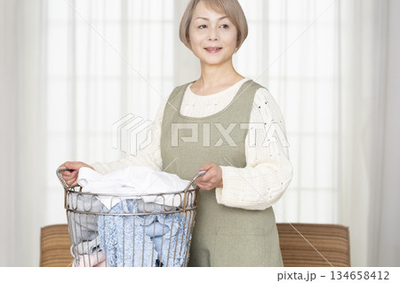 家事の洗濯をするシニア女性 134658412