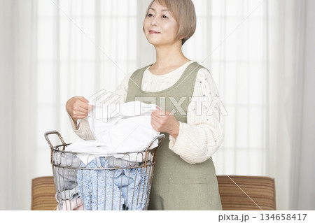 家事の洗濯をするシニア女性 家事の洗濯をするシニア女性 134658417