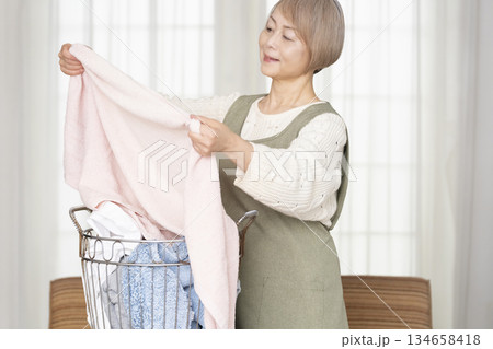 家事の洗濯をするシニア女性 家事の洗濯をするシニア女性 134658418
