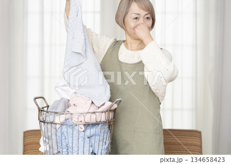 家事の洗濯をするシニア女性 家事の洗濯をするシニア女性 134658423