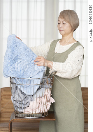 家事の洗濯をするシニア女性 134658436