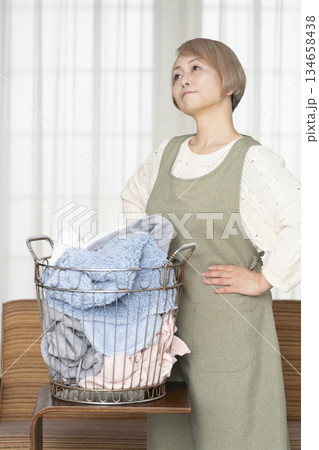 家事の洗濯をするシニア女性 家事の洗濯をするシニア女性 134658438