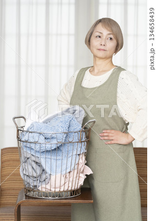 家事の洗濯をするシニア女性 家事の洗濯をするシニア女性 134658439