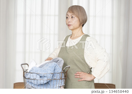家事の洗濯をするシニア女性 家事の洗濯をするシニア女性 134658440