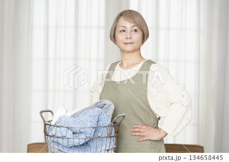 家事の洗濯をするシニア女性 134658445