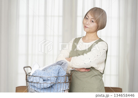 家事の洗濯をするシニア女性 134658446