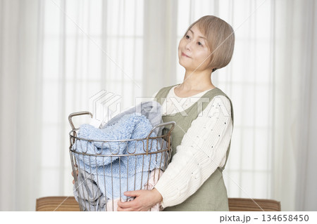 家事の洗濯をするシニア女性 134658450