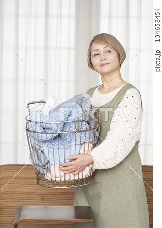 家事の洗濯をするシニア女性 134658454