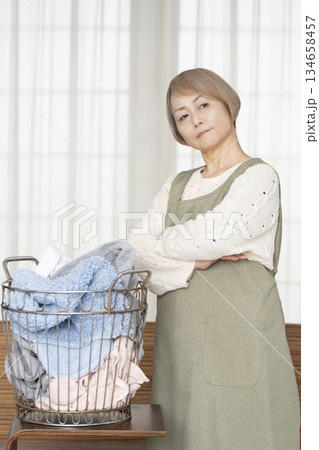 家事の洗濯をするシニア女性 家事の洗濯をするシニア女性 134658457