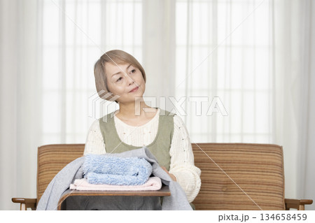 家事の洗濯をするシニア女性 家事の洗濯をするシニア女性 134658459