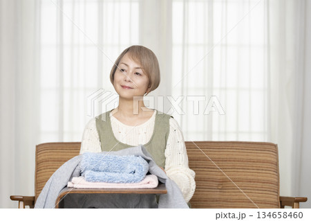 家事の洗濯をするシニア女性 134658460