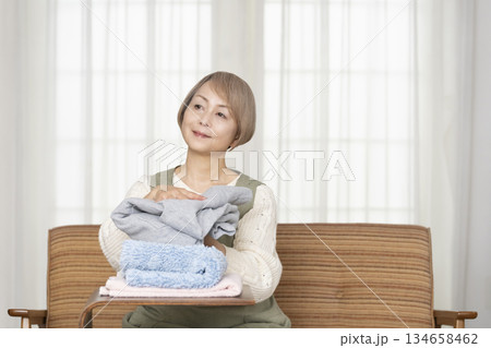 家事の洗濯をするシニア女性 家事の洗濯をするシニア女性 134658462