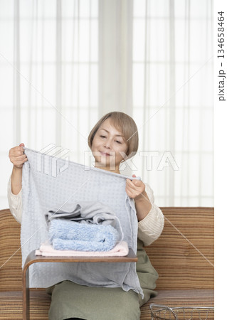 家事の洗濯をするシニア女性 家事の洗濯をするシニア女性 134658464