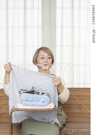 家事の洗濯をするシニア女性 134658465