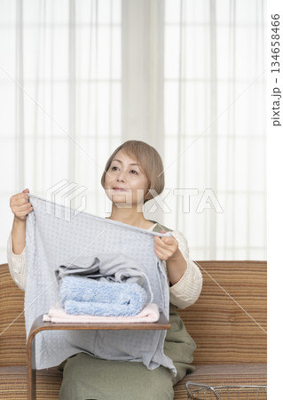 家事の洗濯をするシニア女性 134658466