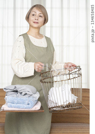 家事の洗濯をするシニア女性 家事の洗濯をするシニア女性 134658485
