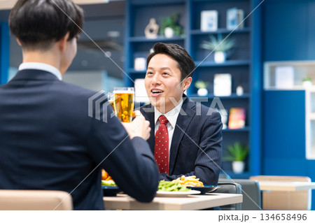 飲食店でビールを飲むビジネスマン 134658496